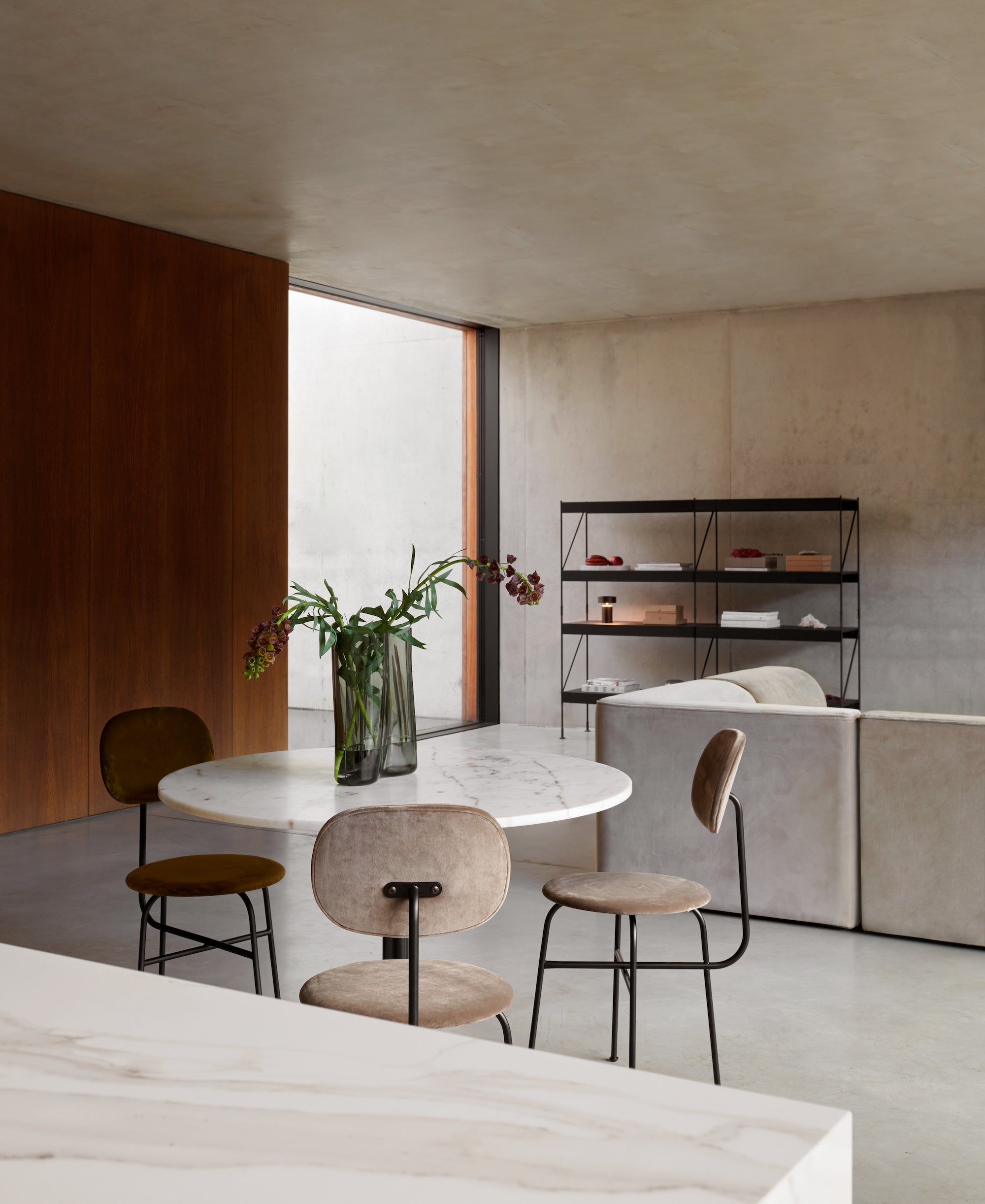 Minimalistická a elegantná jedáleň s dizajnovým nábytkom Audo Copenhagen