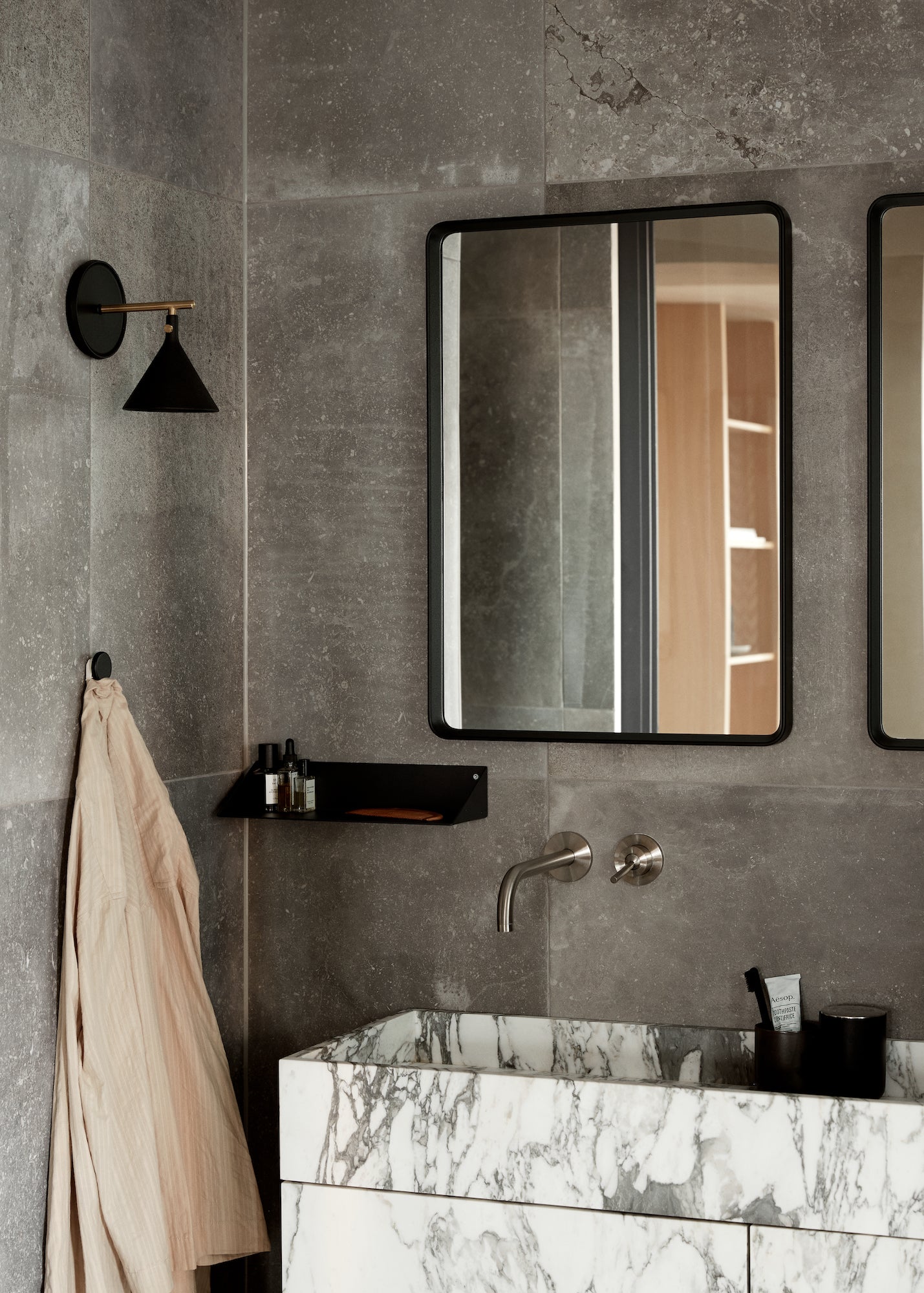 Minimalistická luxusná kúpeľňa s dizajnovými doplnkami Audo Copenhagen
