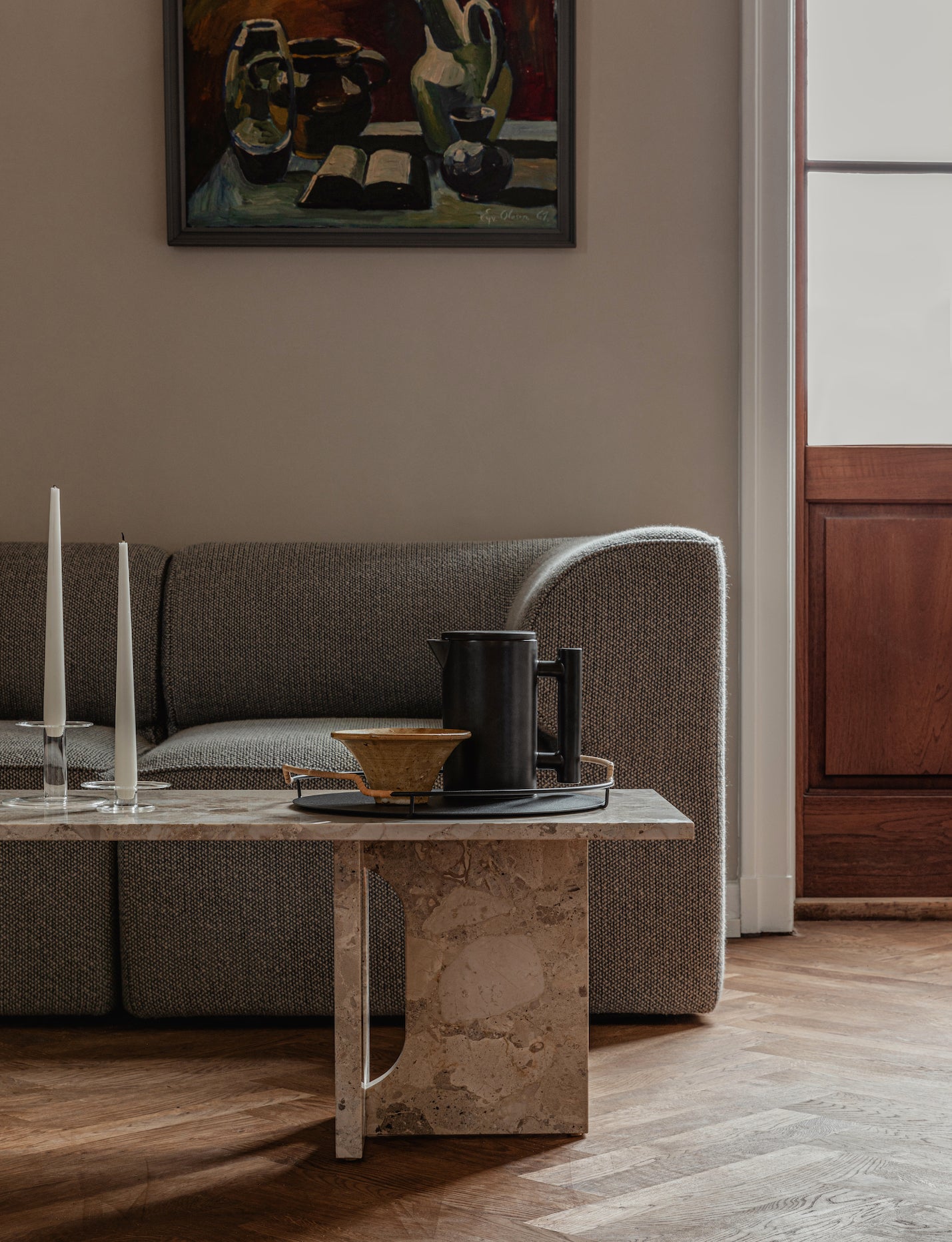 Elegantná obývacia izba v škandinávskom štýle s dizajnovým nábytkom Audo Copenhagen