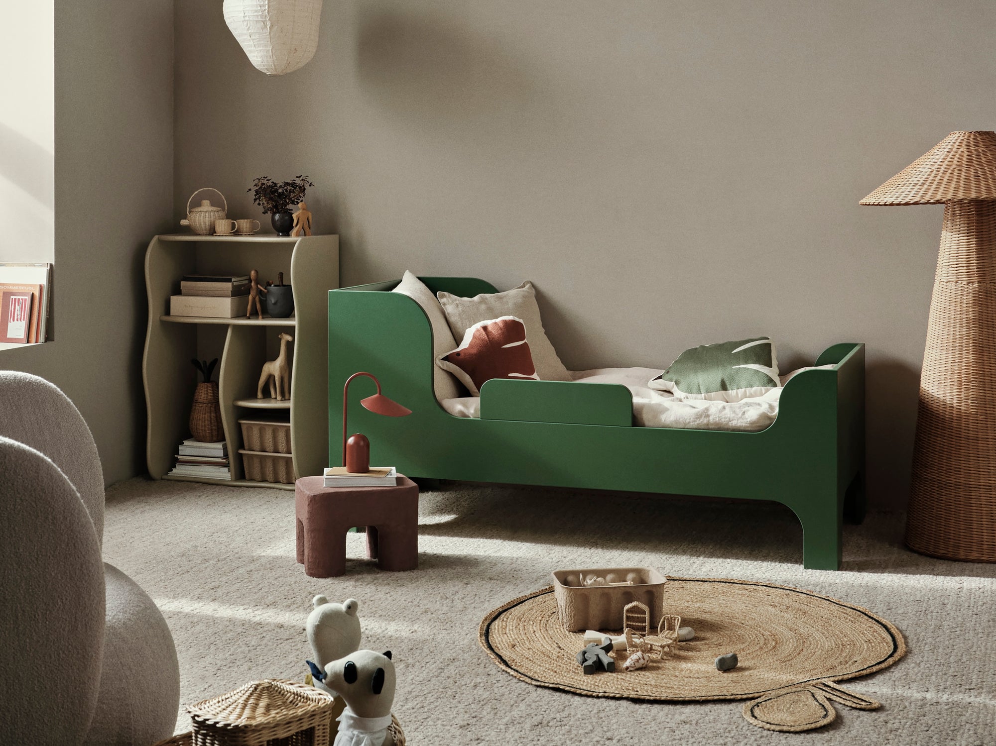 Útulná detská izba v škandinávskom štýle s dizajnovým nábytkom FERM LIVING