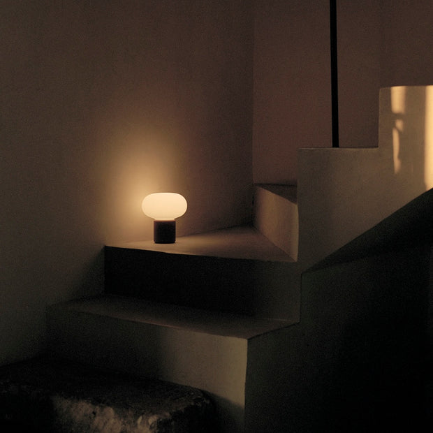 New Works Přenosná lampa Karl-Johan, Cold Black - DESIGNSPOT