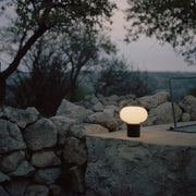 New Works Přenosná lampa Karl-Johan, Cold Black - DESIGNSPOT