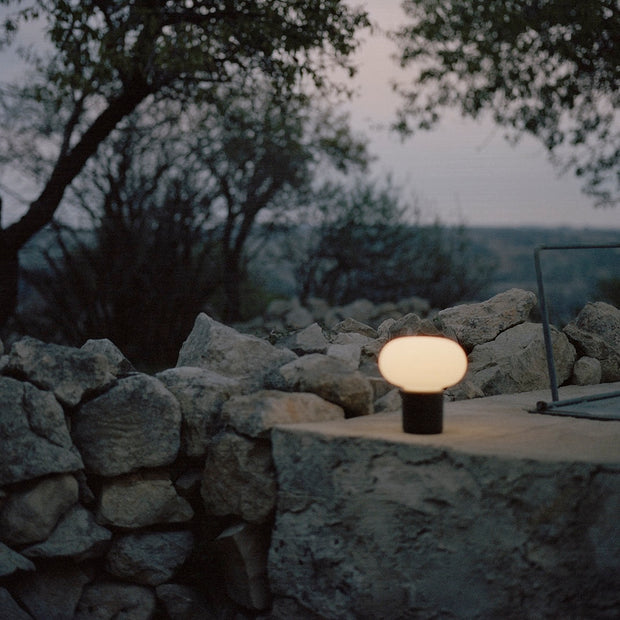 New Works Přenosná lampa Karl-Johan, Cold Black - DESIGNSPOT