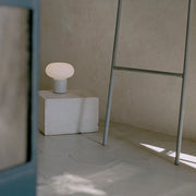 New Works Přenosná lampa Karl-Johan, Cold Black - DESIGNSPOT