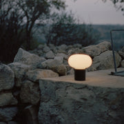 New Works Přenosná lampa Karl-Johan, Cold Black - DESIGNSPOT