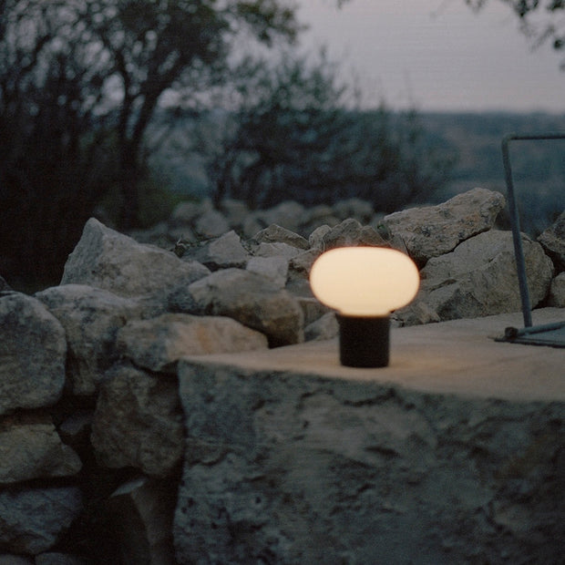 New Works Přenosná lampa Karl-Johan, Cold Black - DESIGNSPOT
