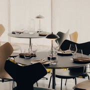 Fritz Hansen Přenosná lampa Clam, Dusk Blue - DESIGNSPOT