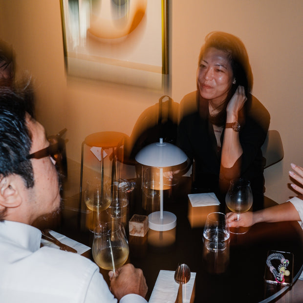 Fritz Hansen Přenosná lampa Clam, Dusk Blue - DESIGNSPOT