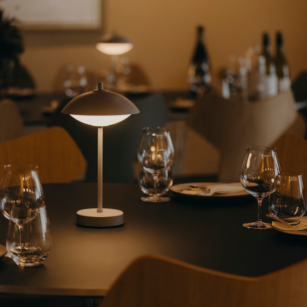 Fritz Hansen Přenosná lampa Clam, Nine Grey - DESIGNSPOT