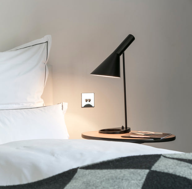 Louis Poulsen Stolní lampa AJ, Black - DESIGNSPOT