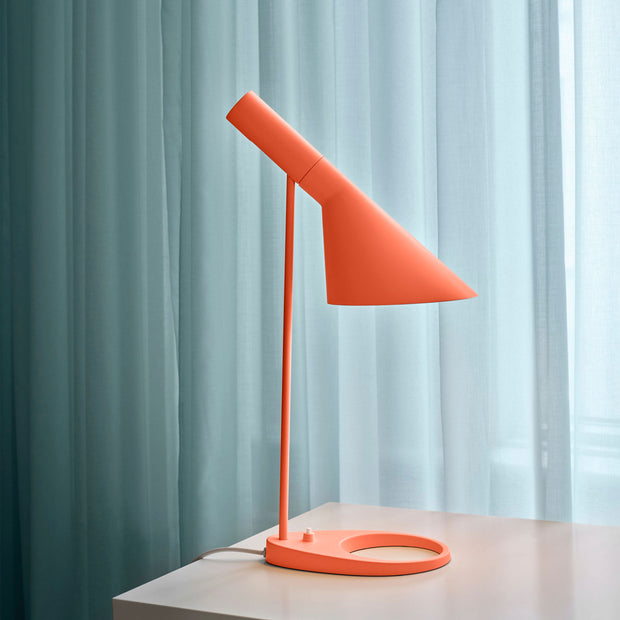 Louis Poulsen Stolní lampa AJ Mini, Electric orange - DESIGNSPOT