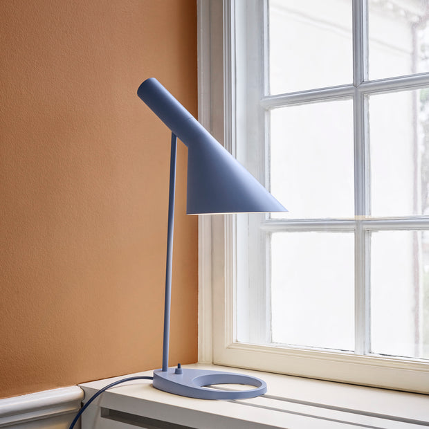 Louis Poulsen Stolní lampa AJ, Black - DESIGNSPOT
