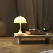 Louis Poulsen Přenosná lampa Panthella 160, Opal beige - DESIGNSPOT