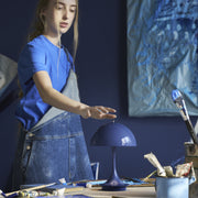 Louis Poulsen Přenosná lampa Panthella 160, Opaque indigo blue - DESIGNSPOT