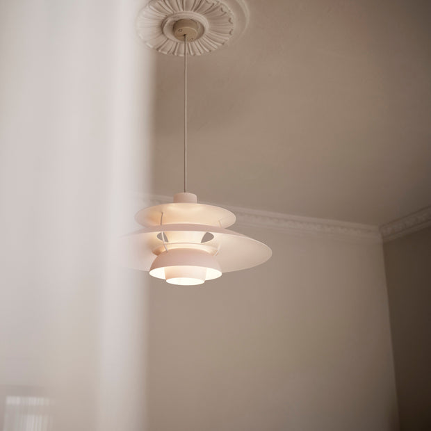 Louis Poulsen Závěsná lampa PH 5, Monochrome white - DESIGNSPOT