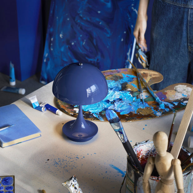 Louis Poulsen Přenosná lampa Panthella 160, Opaque indigo blue - DESIGNSPOT