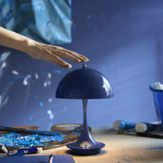 Louis Poulsen Přenosná lampa Panthella 160, Opaque indigo blue - DESIGNSPOT