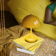 Louis Poulsen Přenosná lampa Panthella 160, Chrome opal beige - DESIGNSPOT