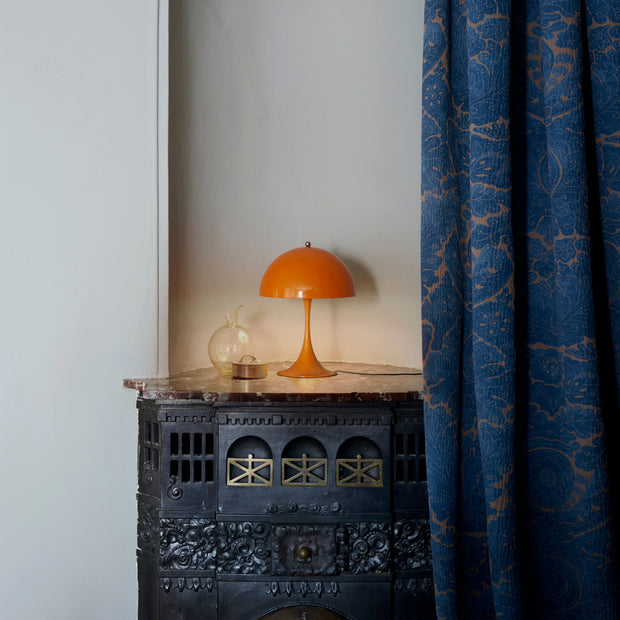 Louis Poulsen Stolní lampa Panthella 250, White opal acryl - DESIGNSPOT