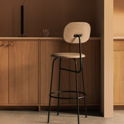 Audo Copenhagen Barová židle Afteroom Bar Chair Plus, Dark Oak - DESIGNSPOT