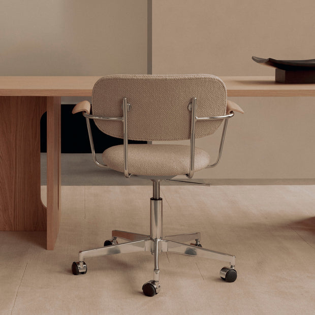 Audo Copenhagen Kancelářská židle Co Task s područkami, Chrome / Natural Oak - DESIGNSPOT