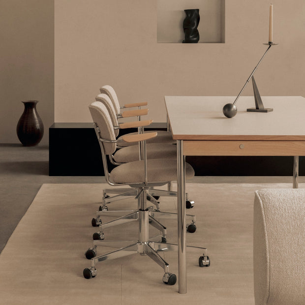 Audo Copenhagen Kancelářská židle Co Task s područkami, Chrome / Natural Oak - DESIGNSPOT