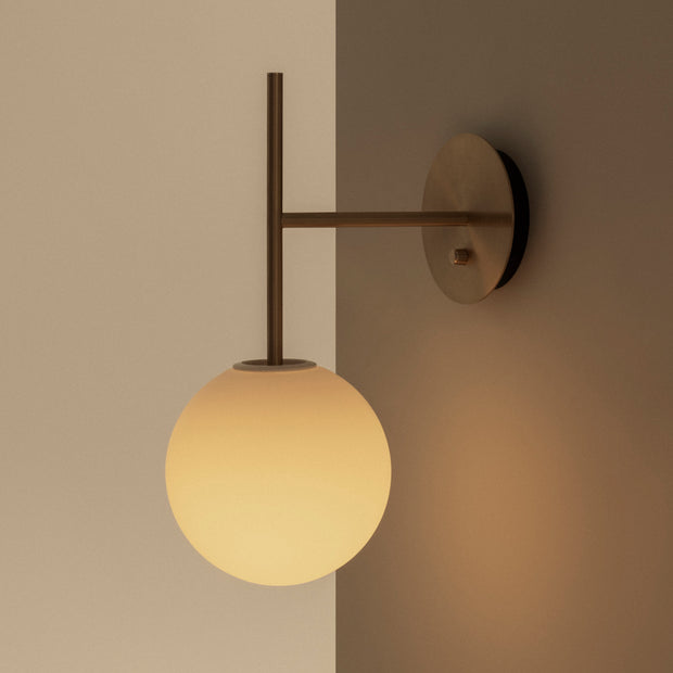 Audo Copenhagen Nástěnná lampa TR Bulb, Brushed Brass - DESIGNSPOT