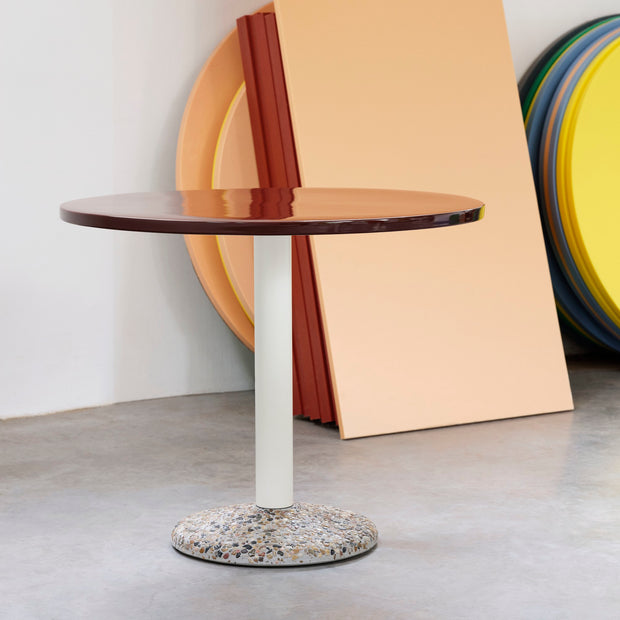 HAY Zahradní stůl Ceramic Ø90, Bordeaux - DESIGNSPOT