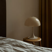 Louis Poulsen Stolní lampa Panthella 320, Opal beige - DESIGNSPOT