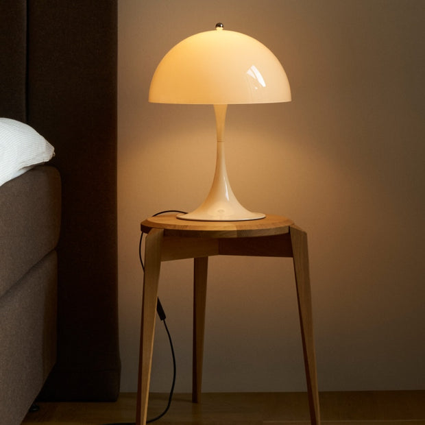 Louis Poulsen Stolní lampa Panthella 320, Opal beige - DESIGNSPOT