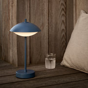 Fritz Hansen Přenosná lampa Clam, Nine Grey - DESIGNSPOT