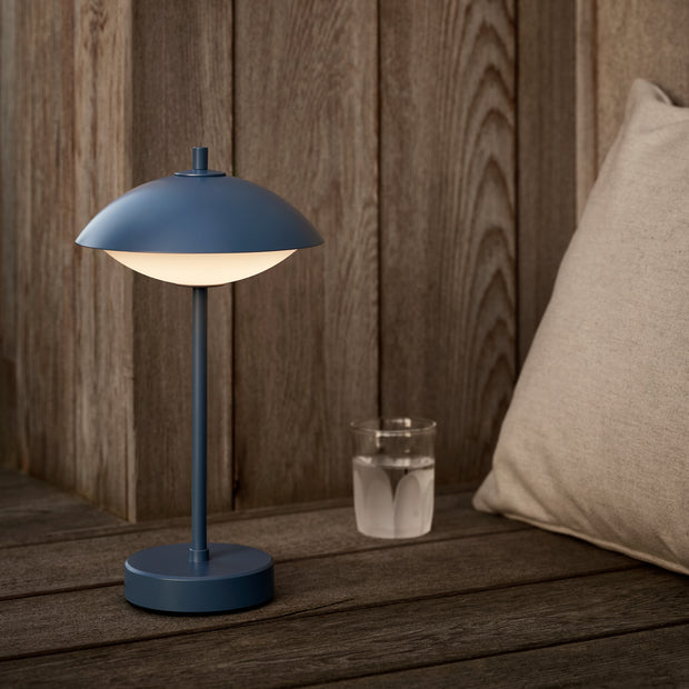 Fritz Hansen Přenosná lampa Clam, Nine Grey - DESIGNSPOT