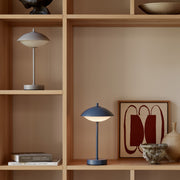 Fritz Hansen Přenosná lampa Clam, Nine Grey - DESIGNSPOT