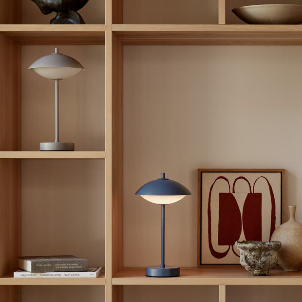 Fritz Hansen Přenosná lampa Clam, Nine Grey - DESIGNSPOT