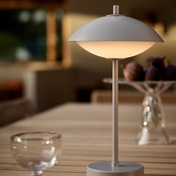 Fritz Hansen Přenosná lampa Clam, Nine Grey - DESIGNSPOT