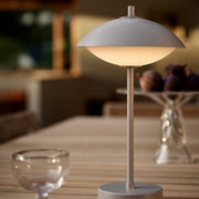 Fritz Hansen Přenosná lampa Clam, White - DESIGNSPOT
