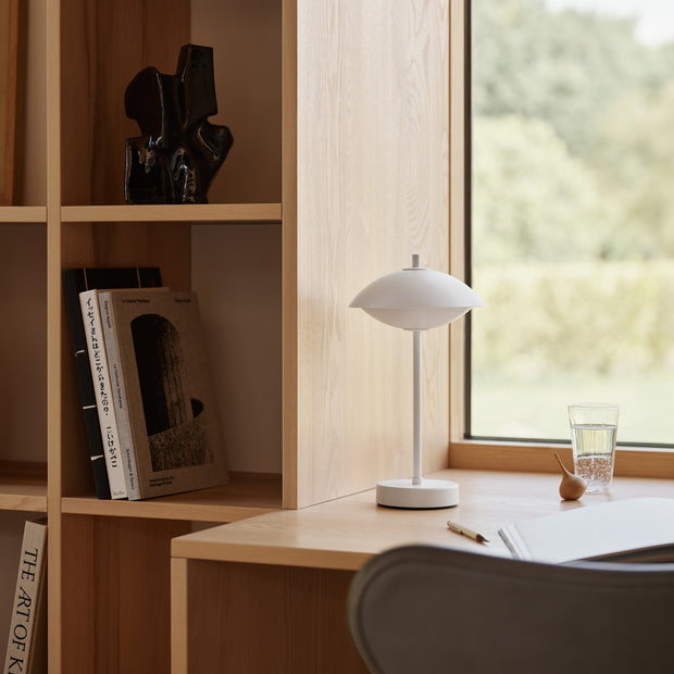 Fritz Hansen Přenosná lampa Clam, White - DESIGNSPOT