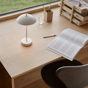 Fritz Hansen Přenosná lampa Clam, White - DESIGNSPOT