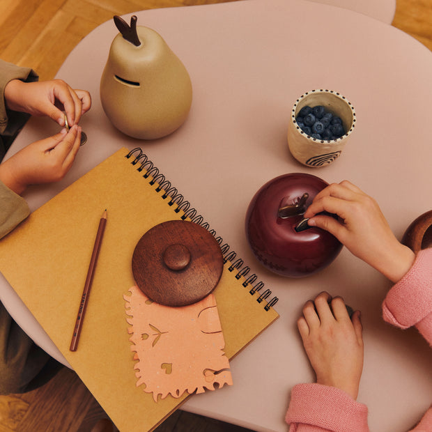 Ferm Living Pokladnička Apple, Deep Red - DESIGNSPOT
