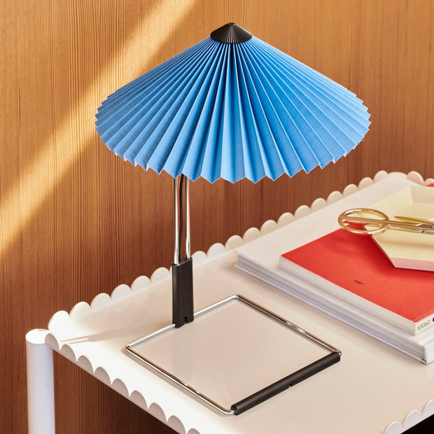 HAY Stolní lampa Matin 300, Mirror Base, Placid Blue - DESIGNSPOT
