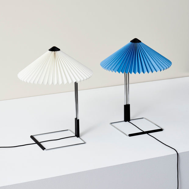 HAY Stolní lampa Matin 300, Mirror Base, Placid Blue - DESIGNSPOT