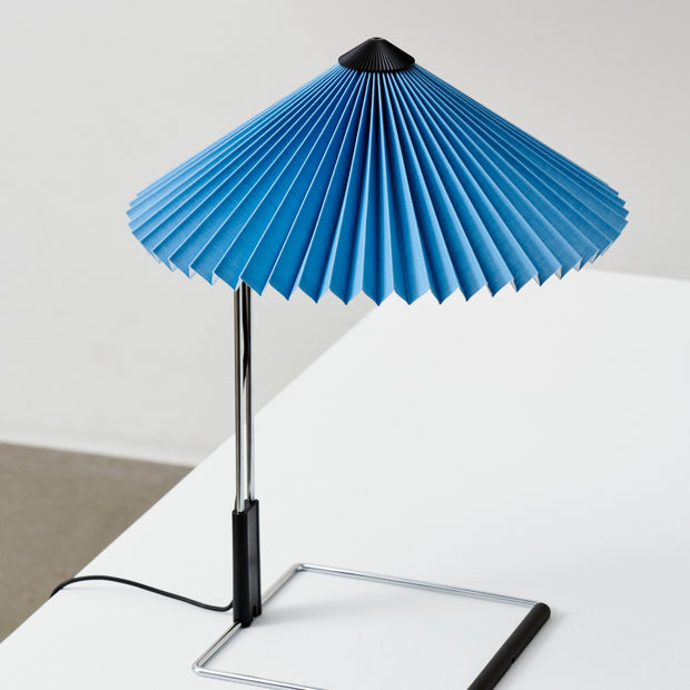 HAY Stolní lampa Matin 300, Mirror Base, Placid Blue - DESIGNSPOT