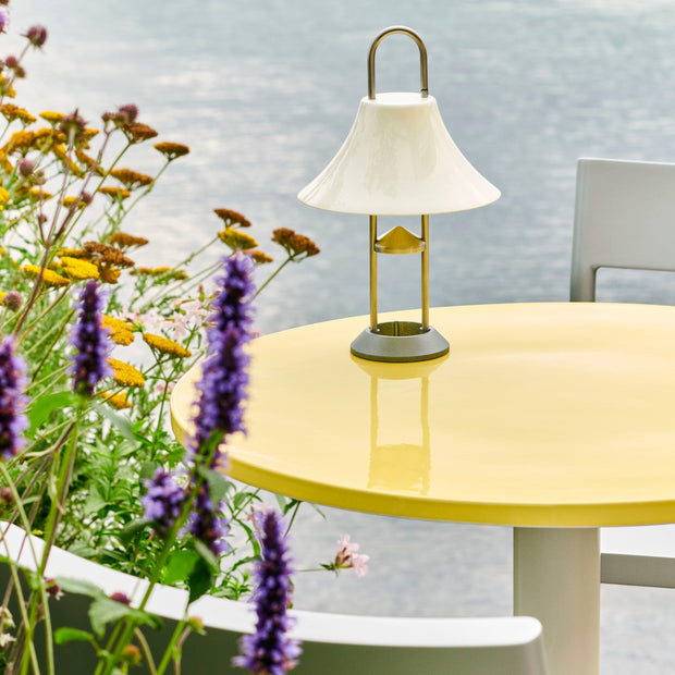 HAY Zahradní stůl Ceramic Ø70, Bright Yellow - DESIGNSPOT