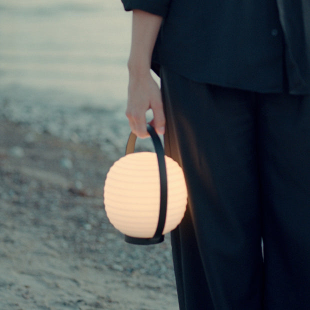 New Works Přenosná lampa Lantern, White Opal - DESIGNSPOT