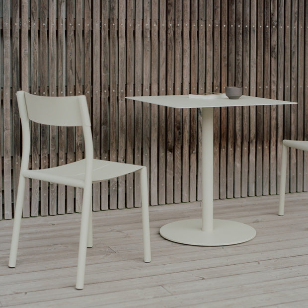New Works Zahradní stolek May Bistro, 70x70, Light Grey - DESIGNSPOT