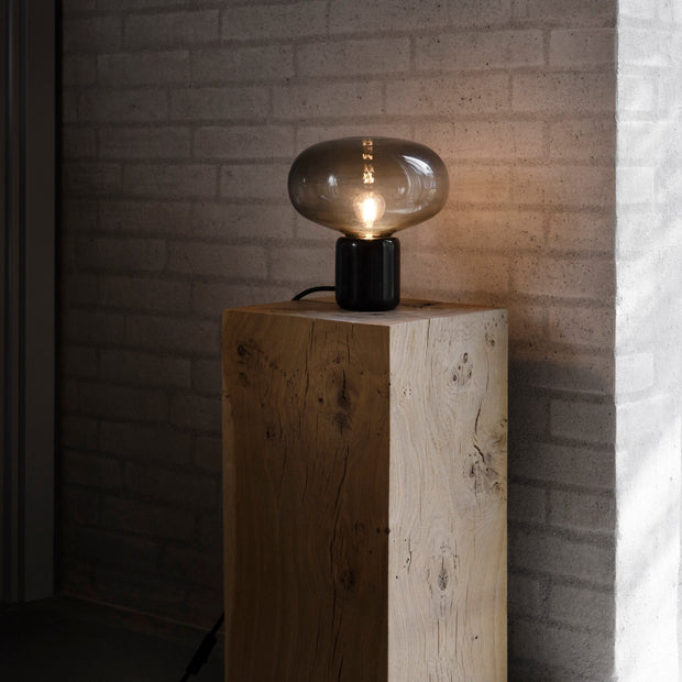 New Works Stolní lampa Karl-Johan, Smoked Oak / White Opal - DESIGNSPOT