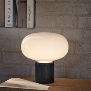 New Works Stolní lampa Karl-Johan, Smoked Oak / White Opal - DESIGNSPOT