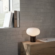 New Works Stolní lampa Karl-Johan, Smoked Oak / White Opal - DESIGNSPOT