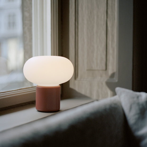 New Works Přenosná lampa Karl-Johan, Cold Black - DESIGNSPOT