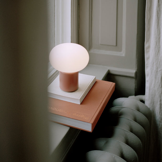 New Works Přenosná lampa Karl-Johan, Cold Black - DESIGNSPOT